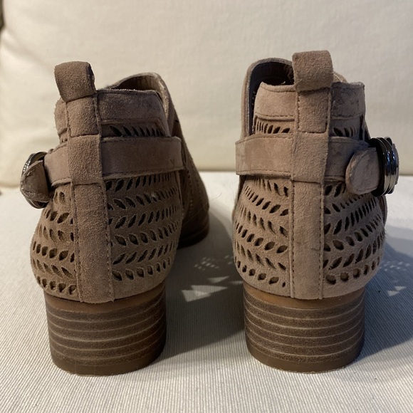 Vince Camuto Campina Smoke Cloud True Suede Almond Ankle Bootie Boots Size 6 - Picture 6 of 9